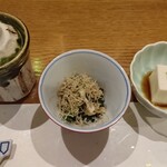 Ichikan - (左から)飯蒸し、お浸し、胡麻豆腐