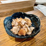 富士屋本店グリルバー - お通し 里芋のポテトチップス