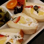 ベリーココ - サンドのボリュームがすごいんです。