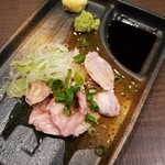 Motsuyaki Wain Sake Chirori - サガリ刺し 390円