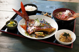 藍ヶ江水産 地魚干物食堂 - ★★金目鯛の煮付け定食★★八丈島で水揚げされた新鮮な金目鯛を特製の煮汁でにつけました。その日使用する金目鯛の大きさにより値段が変わりますので店舗メニューよりご確認下さいお♪八丈島を代表する魚の一つである金目鯛をこの機会に是非ご賞味下さい♪