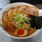 Hachiman Ramen - 背油醤油ラーメン チャーシュートピ ¥940