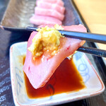 愛南 市場食堂 - キハダマグロの刺身（首回り）ワサビをたっぷりと