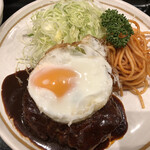 Kounan - メインのハンバーグはデミグラスソース仕様で目玉焼き付き。たっぷりキャベツにナポリタンにパセリ。