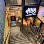 HUB - 通りから階段で地下へ
