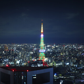 東京タワーが見える窓側席。日によってライトアップが変わります　※終日 全席禁煙
