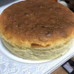 藤堂プランニング 工場直売 - 母がお土産用に購入。
                                人気No. 1のチーズスフレ¥1,600(税込)