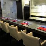 エクアトゥール - カウンター5席のみのプライベート空間