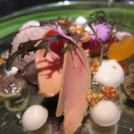 エクアトゥール - 冷製フォアグラのカルパッチョ、杏とセロリのピューレ　長野パープルの果実味と共に