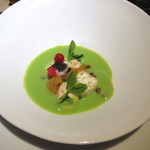 エクアトゥール - 紫ウニ、イクラ、キャビア、リコッタチーズ　グリンピースのスープを掛けて