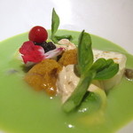 エクアトゥール - 紫ウニ、イクラ、キャビア、リコッタチーズ 　グリンピースのスープを掛けて