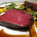 エクアトゥール - 二週間熟成させた北海道産の夏雌鹿のロティ フランボワーズと黒胡椒のソース