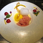 エクアトゥール - 桃のコンポート、ブランマンジェ、トロピカルフルーツの炭酸ムース