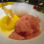 エクアトゥール - 桃のコンポート、ブランマンジェ、トロピカルフルーツの炭酸ムース