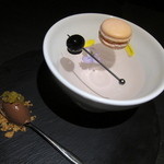 エクアトゥール - プティフール：チョコレートのガナッシュ、エピスのクランブルとグレープフルーツと ローズマリーのコンフィ、ローズのマカロン、ブラックオリーブのコンフィ