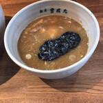 麺屋吉左右 - チャーシューの小間切れとシナチクが沈んでいる