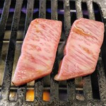 精肉・焼肉 とよおか - 焼いてます　ジュージュー！