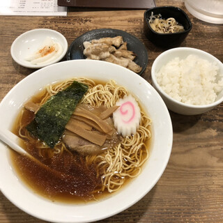 昔ながらの中華そばにカリカリもつ焼き By Trans994 上田屋 甲府 ラーメン 食べログ