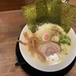 山亀家 - 豆乳仕立て⁉️な塩鶏白湯は食べやすいと思います