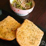 PARCO di Hayashi - ガーリックトースト、めちゃくちゃガーリックバターがしみてて、ふわふわで美味しい(≧∀≦)