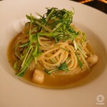 PARCO di Hayashi - 水菜とホタテのオイルソースパスタ。
                        ガーリックが効いてるのかな、思ってたオイルソースとは全く違ってた！美味しい(≧∀≦)