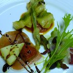 ORIENTAL KITCHEN ITALIANA - 前菜：春野菜のフリット（わらびと筍）、平目のカルパッチョ、苺とカマンベールの燻製生ハム添え