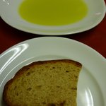 ORIENTAL KITCHEN ITALIANA - 自家製くるみパンとオリーヴオイル