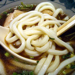 鳥とうどんとお酒 丸和 - つけ汁に入れた麺