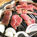 ジンギスカン白樺 - 鉄板は穴空きで火の通りが速い！