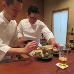 にしぶち飯店 - 手早くお二人で仕上げていきます