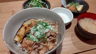 h Otona Izakaya Jairo - 豚カルビと茄子の蒲焼き丼御膳。サラダ、温玉付き