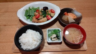 h Otona Izakaya Jairo - 鶏肉と茄子の甘辛炒め。ご飯が進みます