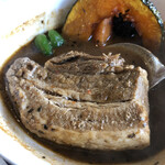 Kawaraya soup curry - 引っ張り出した角煮が大きいです。