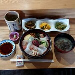 たか鮨 - お惣菜・味噌汁もついて700円
