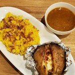 マッピーカレー - フライドオニオンとポテト添えのカレーチーズ入り