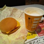 McDonald's - チーズバーガーにカフェラテ