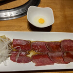 焼肉彩苑 モランボン - とろける炙りユッケ