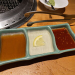 焼肉彩苑 モランボン - 付けだれ
      左から甘たれ、塩レモン、辛タレ