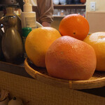 遊酒食堂 宇都宮 - カウンターの果物