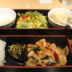 麺菜家 北斗 - 本日のおすすめランチの鶏肉と蓮根とキノコの甘辛醤油風味炒めのセット（８５０円）