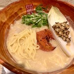 リューズヌードルバー - カリフラワーポタージュのベジ味噌ラーメン グルテンフリー麺で。スープこっくり、白味噌との相性抜群和食のよう。とても美味しいです。グルフリ麺、何が違うのかわかりませんでした。ぷりぷりしてこちらもおいしい。goto券使えました。