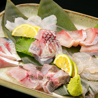 Full of delicious snacks such as Hakata's specialty "Sesame mackerel", squid, horse sashimi, Chinese ink, etc.