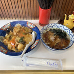 龍 - ピリ辛五目丼半ラーメンのセット８３０円