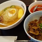 Yakiniku Reimen Yamanakaya - 冷麺(フル)とカルビ丼(ハーフ)のセット！
