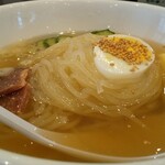 Yakiniku Reimen Yamanakaya - 少し横からモリモリの麺  盛り付け！果物はリンゴ！