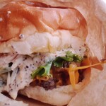 神楽 マイキーJapan - カスタムバーガー980円(具材全部入れ+ソース粒マスタードマヨ)+パティ1枚追加250円