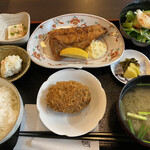 猫丸食堂 - 肉厚鯖竜田揚げと猫丸メンチカツ定食〜¥980
      最近、定食をいただく度にごはんをお代わり
      してしまうのですが、体重増えてるわけでも
      ないので、今回もお代わりしました(^_^;)