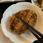 猫丸食堂 - 猫丸メンチカツにソースをかけて。
      肉汁あふれているの、わかりますか〜❓