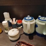 とんかつ濵かつ - ゴマ、塩、たれ2種、からしなど