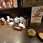 とんかつ濵かつ - カウンター　お隣とは仕切りがあります